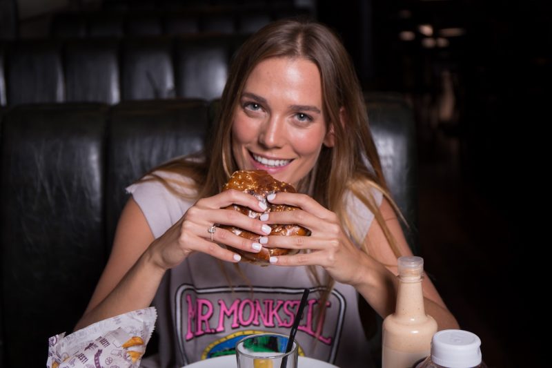 דנה פרידר רגע לפני חתונתה בולסת המבורגר בצילומי קמפיין להמבורגר הטוב בעולם צילום גבע טלמור