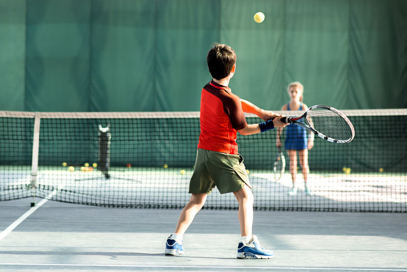 ילדים משחקים טניס