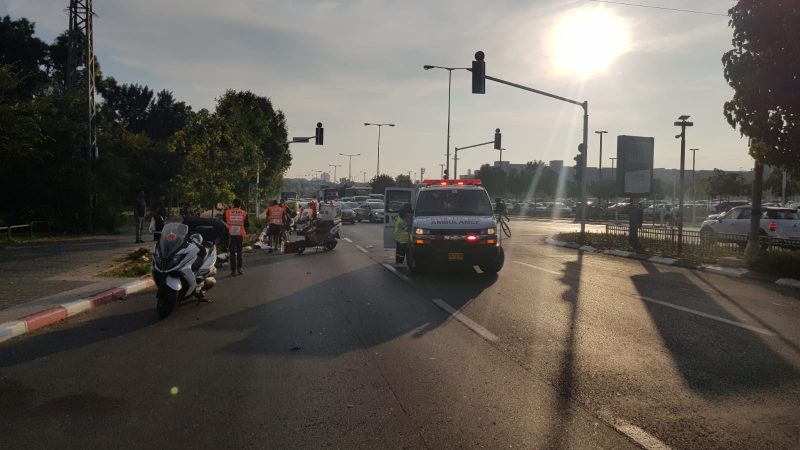 ראשון לציון: שני רוכבי אופנוע נפגעו מרכב בתאונת דרכים