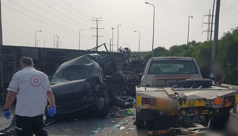 תאונה קטלנית בסמוך למחלף ראשון: משאית ושני כלי רכב התנגשו – הרוג אחד במקום