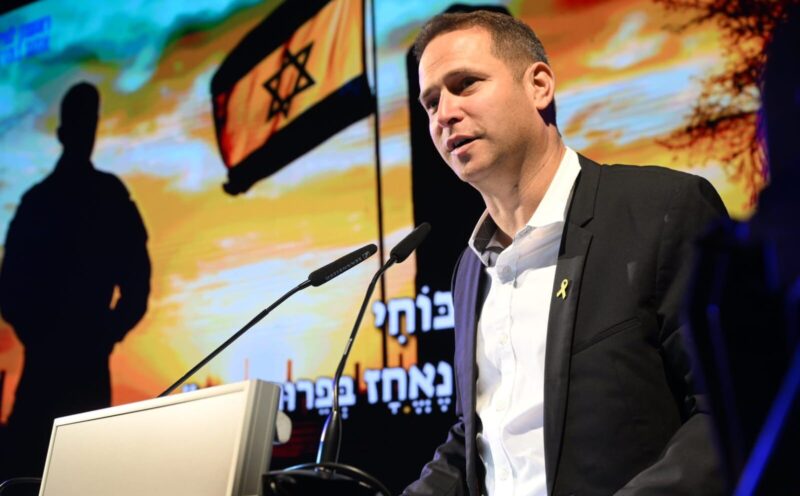 ראש העירייה, רז קינסטליך, בטקס הנחת אבן הפינה לאתר ההנצחה העירוני, צילום דוברות העירייה