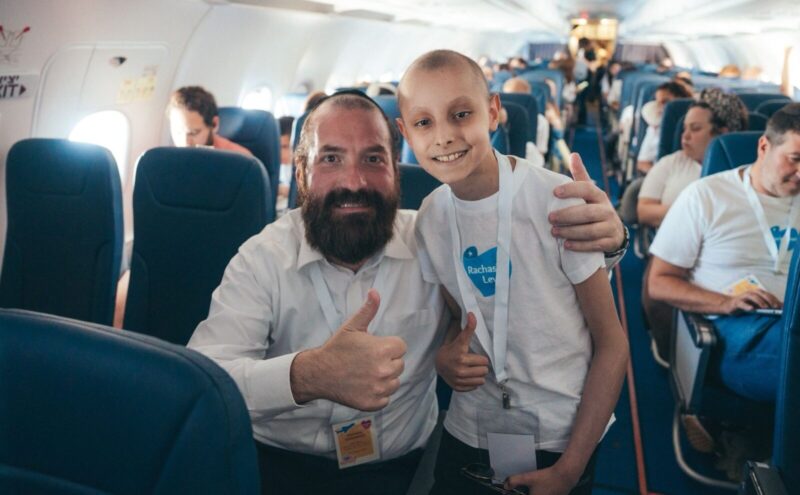 מנכ"ל עמותת רחשי לב, שימי גשייד, עם הילד יותם ברנד, בפעילות של העמותה עם ילדים ובני משפחות, צילום דניאל אדרי