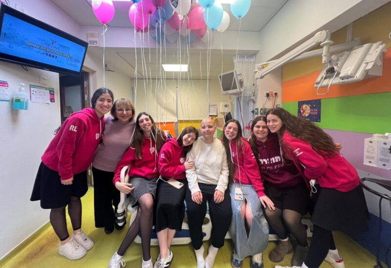 מירל בן משה עם מתנדבות העמותה, צילום באדיבות רחשי לב