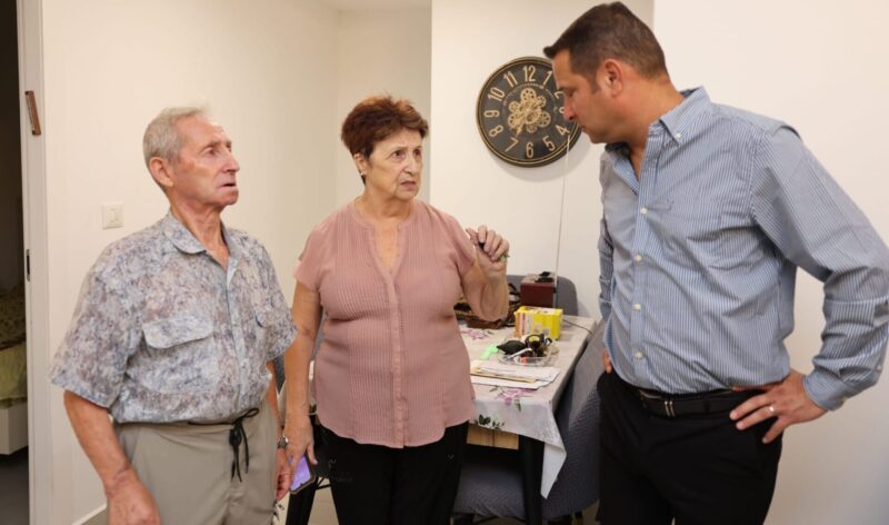 ראש העירייה רז קינסטליך, עם אלה וגנדי גינזבורג, שהתגוררו ברמת אליהו ועברו לשכונת הנוריות, צילום דוברות העירייה