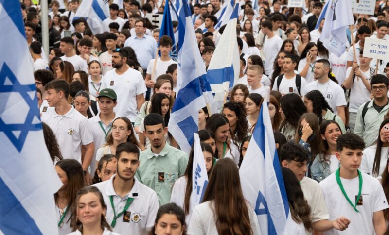 צעדת בנות ובני נוער בראשון לציון לציון שנתיים לאסון ה-שבעה באוקטובר, צילום דוברות העירייה