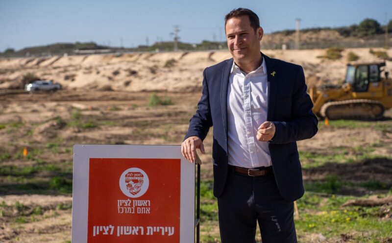 רז קינסטליך בשטח מחנה מטווח 24, צילום דוברות העירייה