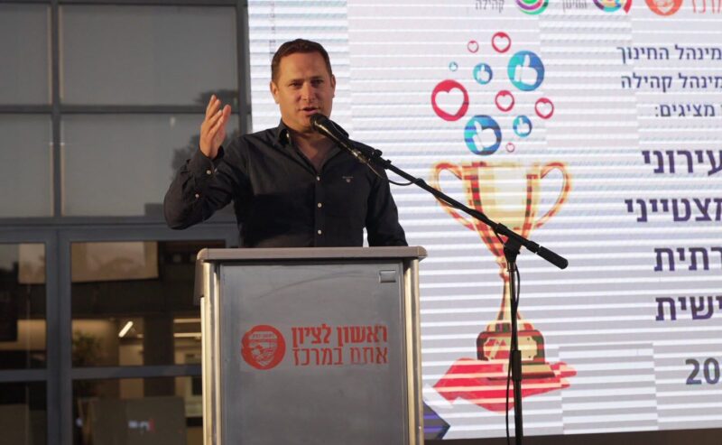 ראש העירייה רז קינסטליך בטקס לבני נוער מתנדבים בקהילה צילום דוברות העירייה